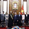 Chủ tịch nước Nguyễn Xuân Phúc chụp ảnh chung với Đại sứ Saleh Mohamed Ahmed Al Suqri. Ảnh: Thống Nhất – TTXVN