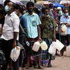 Người dân xếp hàng mua dầu hỏa tại Colombo (Sri Lanka) ngày 17/3/2022. (Ảnh: AFP/TTXVN)