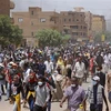 Người biểu tình phản đối đảo chính tập trung tại Khartoum (Sudan), ngày 30/6/2022. (Ảnh: AFP/TTXVN)