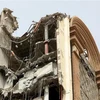 Hiện trường vụ sập tòa nhà 10 tầng ở Abadan (Iran), ngày 24/5/2022. (Ảnh: AFP/TTXVN)