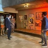 Đại sứ Việt Nam tại Venezuela Lê Viết Duyên nghe giới thiệu về Trung tâm văn hóa Febres Cordero, nơi diễn ra sự kiện Tuần phim Việt Nam. (Ảnh: TTXVN phát)