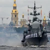 Các tàu chiến tham gia lễ duyệt binh kỷ niệm Ngày Hải quân Nga tại St. Petersburg ngày 25/7/2021. (Ảnh: AFP/TTXVN)