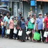 Người dân xếp hàng mua dầu hỏa tại Colombo (Sri Lanka), ngày 17/6/2022. (Ảnh: THX/TTXVN)