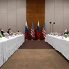 Ngoại trưởng Mỹ Antony Blinken (trái) và Ngoại trưởng Nga Sergey Lavrov (phải) tại cuộc gặp ở Geneva (Thụy Sĩ), ngày 21/1/2022. (Ảnh: AFP/TTXVN)