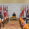 Bộ trưởng Ngoại giao các nước ASEAN chào xã giao Thủ tướng Campuchia Hun Sen. (Ảnh: Nguyễn Vũ Hùng/TTXVN)
