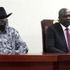 Tổng thống Nam Sudan Salva Kiir (trái) và lãnh đạo phe đối lập Riek Machar tại lễ ký thỏa thuận hòa bình ở Juba, ngày 3/4/2022. (Ảnh: AFP/TTXVN)