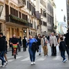Người dân trên đường phố Rome (Italy), ngày 11/2/2022. (Ảnh: THX/TTXVN)