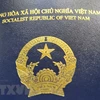 Hộ chiếu phổ thông mẫu mới của Việt Nam có màu xanh tím than để phân biệt với hộ chiếu phổ thông mẫu cũ. (Ảnh: Mạnh Hùng/TTXVN)