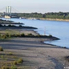 Mực nước sông Rhine xuống thấp gây khó khăn cho vận tải hàng hóa. (Nguồn: dw.com)