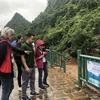 Đoàn chuyên gia mạng lưới Công viên địa chất toàn cầu UNESCO kiểm tra điểm checkin mới xây dựng tại điểm di sản Mắt Thần núi, huyện Trùng Khánh (Cao Bằng), hồi tháng 5/2022. (Ảnh: Chu Hiệu/TTXVN)