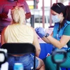 Nhân viên y tế tiêm vaccine phòng bệnh đậu mùa khỉ cho người dân tại New Orleans (Mỹ), ngày 13/8/2022. (Ảnh: THX/TTXVN)