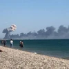 Cột khói bốc lên sau một vụ nổ trên Bán đảo Crimea ngày 9/8/2022. (Ảnh: Kyiv Post/TTXVN)