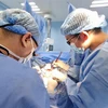 Các bác sỹ Bệnh viện Bình Dân Thành phố Hồ Chí Minh và chuyên gia nước ngoài tiến hành phẫu thuật tạo hình niệu đạo cho người bệnh. (Ảnh: TTXVN phát)