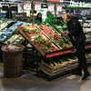 Người tiêu dùng lựa chọn mua hàng tại một siêu thị ở Frankfurt (Đức), ngày 7/4/2022. (Ảnh: THX/TTXVN)