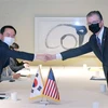 Trợ lý Ngoại trưởng Mỹ về vấn đề Đông Á và Thái Bình Dương, ông Daniel Kritenbrink (phải) và Thứ trưởng Thương mại Hàn Quốc Jeong Dae-jin (trái) trong cuộc gặp ở Seoul, hồi tháng 11/2021. (Ảnh: Yonhap/TTXVN)