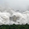 Đám mây bụi bốc lên sau vụ phá dỡ "tháp đôi" cao 100m ở Noida, ngoại ô New Delhi, Ấn Độ, ngày 28/8/2022. Ảnh: AFP/ TTXVN