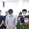 Bị cáo Quý (áo xám, hàng đầu) và các bị cáo tại tòa - Ảnh: tuoitre.vn