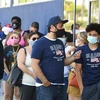 Người dân đeo khẩu trang phòng dịch COVID-19 tại bang California (Mỹ). (Ảnh: AFP/TTXVN)