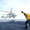 Trực thăng MH-60 của Mỹ hạ cánh xuống tàu đổ bộ Marado trọng tải 14.500 tấn của Hàn Quốc trong cuộc tập trận chung ở ngoài khơi tỉnh Okinawa (Nhật Bản), ngày 2/6/2022. (Ảnh: Yonhap/TTXVN)