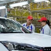 Thanh tra kỹ thuật kiểm tra xe chạy bằng năng lượng mới tại nhà máy sản xuất ôtô ở Nghi Tân, tỉnh Tứ Xuyên (Trung Quốc). (Ảnh: THX/TTXVN)