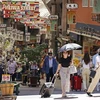 Người dân trên đường phố tại Shizuoka, Atami (Nhật Bản), ngày 27/6/2022. (Ảnh: Kyodo/TTXVN)
