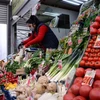Khách hàng mua rau củ quả tại một chợ ở Moskva (Nga). (Ảnh: AFP/TTXVN)