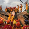 Nhân viên cứu hộ chuyển nạn nhân trong vụ sập nhà sau trận động đất ở huyện Hoa Liên, phía đông Đài Loan (Trung Quốc) ngày 18/9/2022. (Ảnh: AFP/TTXVN)