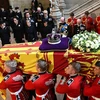 Linh cữu Nữ hoàng Anh Elizabeth II được rước tới tòa nhà Quốc hội Westminter Hall ở London ngày 14/9/2022. Ảnh: AFP/TTXVN