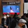 Người dân theo dõi một vụ phóng tên lửa của Triều Tiên qua truyền hình tại một nhà ga ở Seoul (Hàn Quốc) ngày 25/9/2022. (Ảnh: AFP/TTXVN)