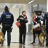 Cảnh sát Bỉ tuần tra tại khu vực sân bay ở Zaventem trong một chiến dịch truy quét khủng bố hồi tháng 2/2022. (Ảnh: AFP/TTXVN)