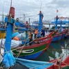 Lực lượng biên phòng Quảng Ngãi giúp ngư dân neo trú tàu thuyền phòng tránh bão những ngày qua. (Ảnh: Đinh Hương/TTXVN)