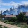 Khói bốc lên sau vụ nổ kho đạn tại sân bay quân sự Nga gần Novofedorivka trên Bán đảo Crimea, ngày 9/8/2022. (Ảnh: Reuters/TTXVN)