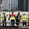 Công nhân làm việc tại một công trường xây dựng ở London (Anh). (Ảnh: AFP/TTXVN)