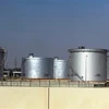 Các bể chứa tại cơ sở lọc dầu thuộc Công ty Saudi Aramco ở thành phố Dammam, cách thủ đô Riyadh (Arab Saudi) khoảng 450km về phía Đông. Ảnh: AFP/TTXVN)