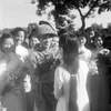 Thiếu tướng Vương Thừa Vũ, Tư lệnh Đại đoàn 308, Chủ tịch Ủy ban Quân chính Thành phố giữa vòng vây của các nữ sinh trường Trưng Vương tặng hoa chúc mừng bên hồ Hoàn Kiếm trong ngày giải phóng Thủ đô. (Ảnh: Tư liệu TTXVN)