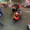 Nhiều tuyến đường chính của Đà Nẵng ngập sâu, người dân di chuyển khó khăn. (Ảnh: Văn Dũng/TTXVN)
