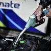 Bơm xăng cho phương tiện tại trạm xăng ở Paris (Pháp), ngày 12/10/2022. (Ảnh: AFP/TTXVN)