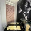 Một trang trong tập bản thảo viết tay của nhà vật lý vĩ đại người Đức Albert Einstein về Thuyết tương đối đã lập kỷ lục đấu giá 11,6 triệu euro (13 triệu USD) tại phiên đấu giá ở nhà Christie's, thủ đô Paris (Pháp) ngày 23/11/2021. Ảnh: REUTERS/TTXVN