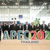 Các đại biểu chụp ảnh lưu niệm khai mạc Triển lãm quảng bá APEC Thái Lan 2022 tại sân bay quốc tế Suvarnabhumi, ngày 18/10/2022. (Ảnh: Đỗ Sinh/TTXVN)