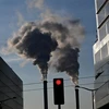 Khói bốc lên từ một nhà máy xử lý rác thải ở Paris (Pháp) ngày 18/9/2022. (Ảnh: AFP/TTXVN)