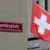 Quốc kỳ Thụy Sĩ tại quảng trường Bundesplatz ở Bern (Thụy Sĩ), ngày 2/5/2022. (Nguồn: reuters.com)