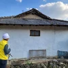 Nhà chức trách Goesan (Hàn Quốc) kiểm tra một ngôi nhà sau khi trận động đất có độ lớn 4,1 xảy ra ở khu vực này, ngày 29/10/2022. (Nguồn: Yonhap/washingtonpost.com)