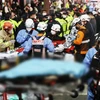 Lực lượng cứu hộ chuyển nạn nhân tại hiện trường vụ giẫm đạp ở Seoul (Hàn Quốc), ngày 30/10/2022. (Ảnh: THX/TTXVN)