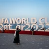 Du khách chụp ảnh tại Doha (Qatar) ngày 23/10/2022. (Ảnh: AFP/TTXVN)