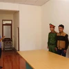 Cơ quan Cảnh sát điều tra Công an tỉnh Lai Châu đọc quyết định khởi tố bị can Đỗ Đình Chiến. (Ảnh: Việt Hoàng/TTXVN)