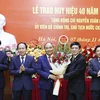 Các lãnh đạo tặng hoa Chủ tịch nước Nguyễn Xuân Phúc. (Ảnh: Thống Nhất/TTXVN)