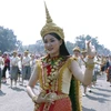 Phụ nữ Lào mặc trang phục truyền thống trong lễ rước Pasatpheung (Rước tháp), một trong những lễ chính mở đầu cho phần lễ hàng năm trong lễ hội Thatluang. (Ảnh: Phạm Kiên-Bá Thành/TTXVN)