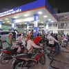 Người dân xếp hàng dài chờ mua xăng, dầu tại cửa hàng kinh doanh xăng, dầu trên phố Lạc Trung, tối 5/11/2022. (Ảnh: Trần Việt/TTXVN)