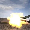 Tay súng Houthi nã súng trong cuộc xung đột ở quận Al-Juba, tỉnh Marib (Yemen) ngày 2/11/2021. (Ảnh: AFP/TTXVN)