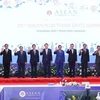 Trưởng đoàn các nước ASEAN và Thủ tướng Trung Quốc Lý Khắc Cường, Thủ tướng Nhật Bản Kishida Fumio và Tổng thống Hàn Quốc Yoon Suk-yeol chụp ảnh chung sáng 12/11, tại Phnom Penh (Campuchia). (Ảnh: Dương Giang/TTXVN)